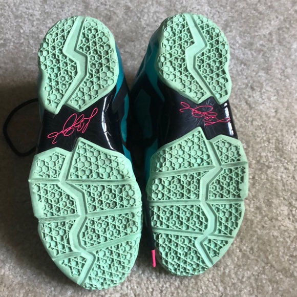 Lebron James Nike shoes - Picture 3 of 8